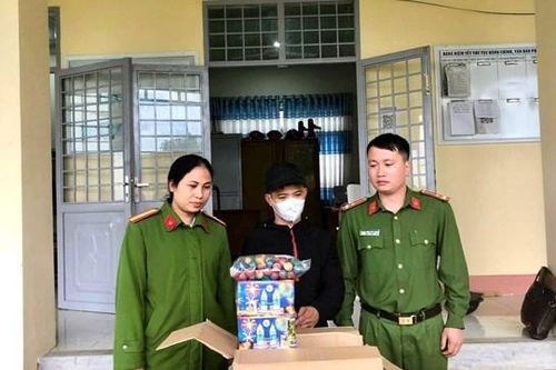 Đắk Lắk: Bắt quả tang đối tượng vận chuyển pháo nổ