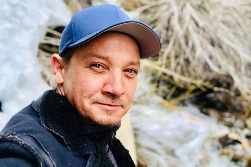 Jeremy Renner mất nhiều máu vì bị xe ủi tuyết cán qua chân