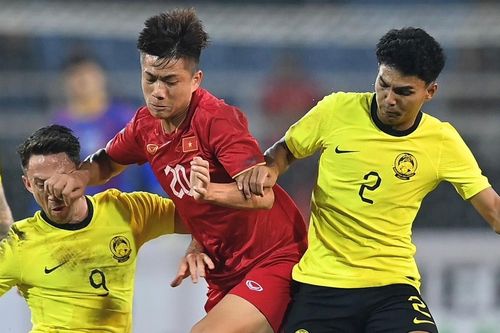 Hậu vệ Malaysia đánh nguội Văn Hậu bị kỷ luật