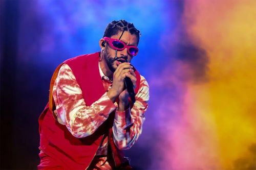 Nam rapper ném điện thoại fan xuống nước