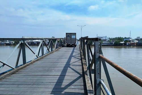 Tai nạn trên cầu làm 1 người chết, 1 người mất tích tại Bến Tre