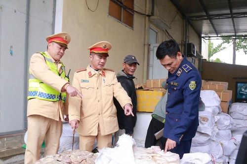 Phát hiện gần 1 tấn nội tạng động vật 'bẩn' trên đường vận chuyển vào Nam tiêu thụ
