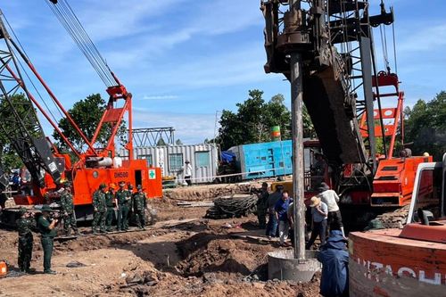 Vụ tìm bé trai trong trụ bê tông: Đã làm sạch bùn đất ở độ sâu 23m