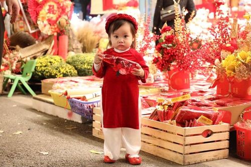 Phố Hàng Mã rực sắc đỏ chào đón Tết Quý Mão 2023