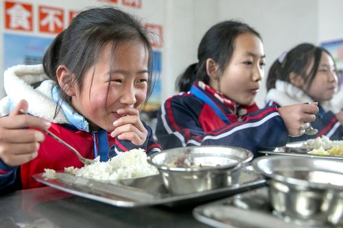 Bữa ăn học đường: Hiệu trưởng ăn cùng học sinh