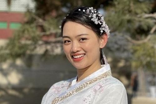 Hoa khôi bóng chuyền Nguyễn Thu Hoài xinh đẹp với áo Hanbok ở Hàn Quốc