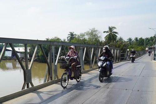 Tìm tài xế mất tích khi nhảy sông cứu cháu bé