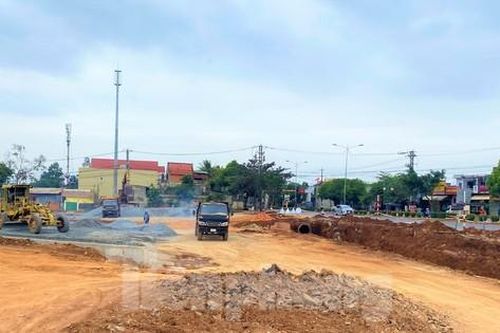 Đại lộ nghìn tỷ ngổn ngang ngày thông xe: Chủ đầu tư nói một đằng, nhà thầu bảo một nẻo
