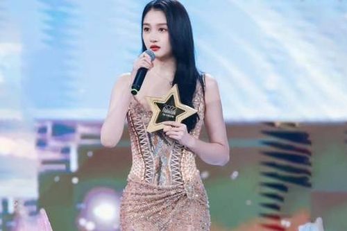 Quan Hiểu Đồng diện váy xuyên thấu