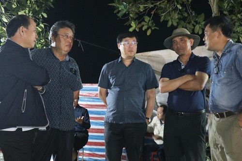 Xuyên đêm nỗ lực cứu hộ bé trai bị rơi xuống trụ bê tông