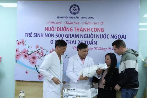 Nuôi dưỡng thành công trẻ sinh non nặng 500 gram người nước ngoài