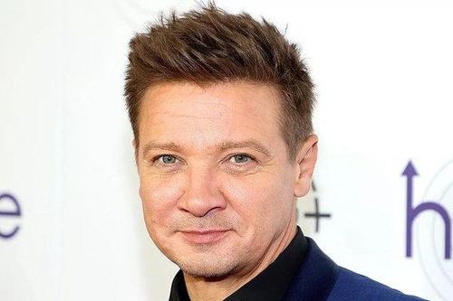 Tài tử Jeremy Renner đã phải trải qua 2 ca phẫu thuật sau tai nạn