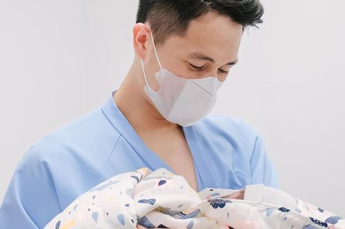 Vợ chồng cầu thủ Đình Trọng hạnh phúc đón con đầu lòng