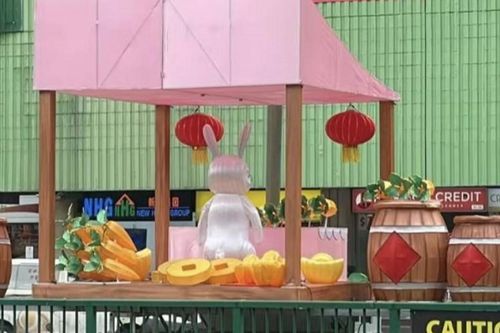 Tượng thỏ mừng năm mới ở Singapore gây tranh cãi với tư thế 'như đang đi vệ sinh'