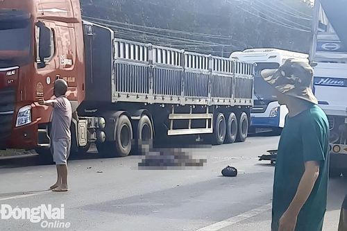 Xe máy va chạm, 2 người ngã xuống đường bị xe tải cán tử vong