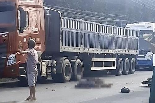 Xe máy va chạm nhau té ra đường, 2 người bị xe tải cán tử vong