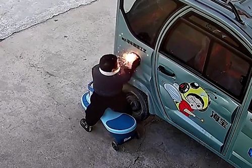 Cổng sạc xe điện phát nổ, cậu bé 2 tuổi sợ hãi khóc òa