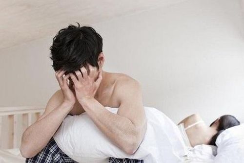 Chồng 'sợ yêu' vì vợ quá 'khỏe'