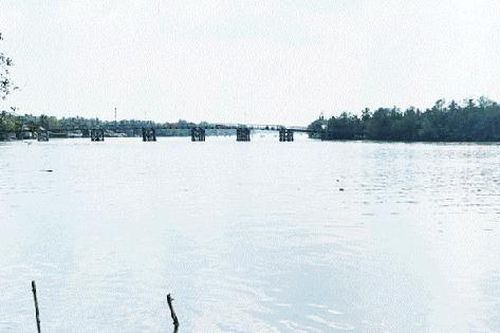 Tài xế xe tải mất tích khi nhảy xuống sông cứu bé trai