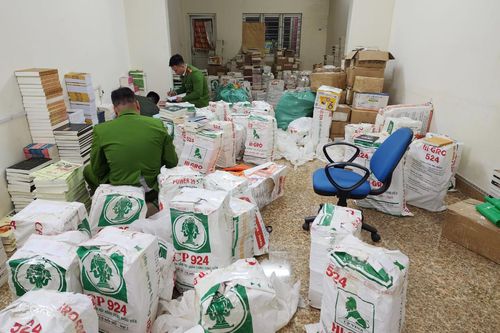 Khởi tố, bắt tạm giam 3 đối tượng sản xuất hơn 100 tấn sách giả