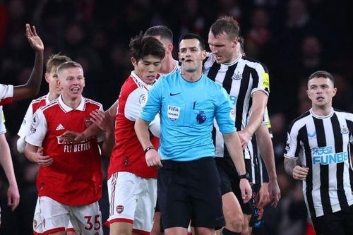 Cầu thủ Arsenal vây trọng tài sau hàng loạt quyết định gây tranh cãi