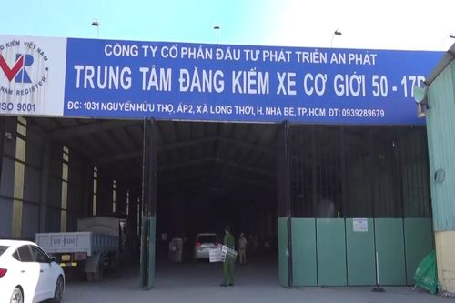 Phút cảnh sát khám xét trung tâm đăng kiểm của giám đốc 'mù chữ'
