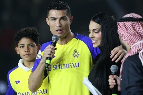 Bạn gái Ronaldo đeo nhẫn triệu USD tại Saudi Arabia