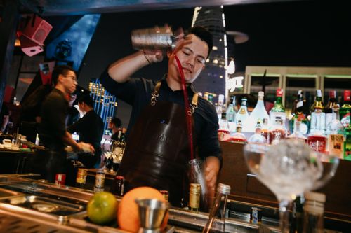 Bartender đứng quầy xuyên Tết, chờ thu nhập gấp 3, 4 lần