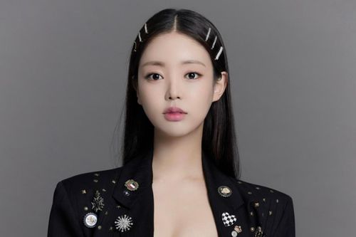 Á hậu Hàn Quốc được hỏi xin số vì giống Jennie