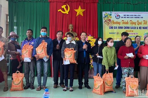 Chi hội Nhà báo thường trú tại Phú Yên tặng quà Tết cho đồng bào nghèo miền núi