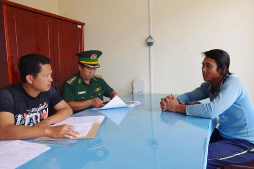 Bàn giao đối tượng trốn nã lên tàu cá làm ngư phủ