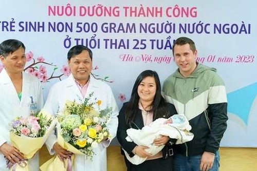 Nuôi dưỡng thành công trẻ sinh non nặng 500 gram