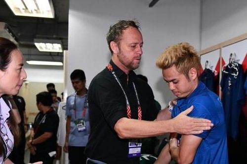 'Vua cùi chỏ' Theerathon của tuyển Thái Lan bị chỉ trích vì phát biểu kiêu ngạo