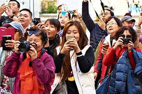 Trung Quốc mở cửa, người dân háo hức vi vu nước ngoài 'du lịch trả thù'
