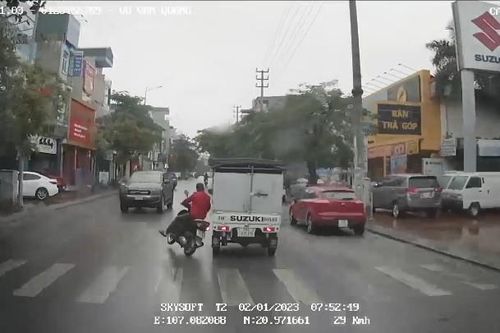 Xe máy sang đường như chỗ không người đâm trúng xe tải nhỏ
