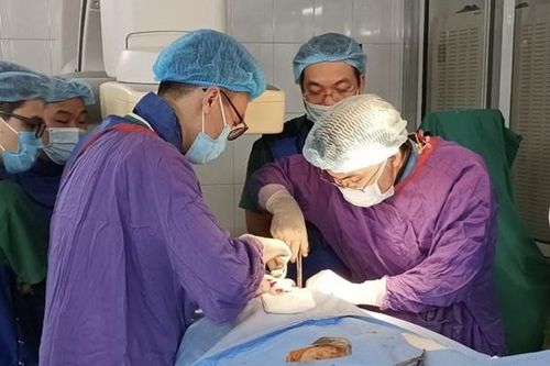 Can thiệp điều trị suy van tĩnh mạch hiển cho người bệnh nước ngoài