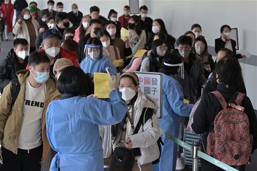 Mỹ nói yêu cầu khách Trung Quốc xét nghiệm COVID-19 'dựa trên khoa học', Bắc Kinh dọa trả đũa