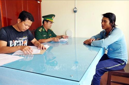 Bộ đội Biên phòng tỉnh Sóc Trăng bàn giao đối tượng có lệnh truy nã ra đầu thú