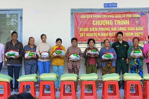 Tổ chức Chương trình 'Xuân Biên phòng ấm lòng dân bản' ở xã Phú Lộc