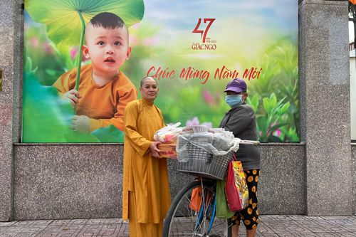 Ban Từ thiện - Xã hội báo Giác Ngộ trao tiền của bạn đọc ủng hộ bệnh nhân khó khăn