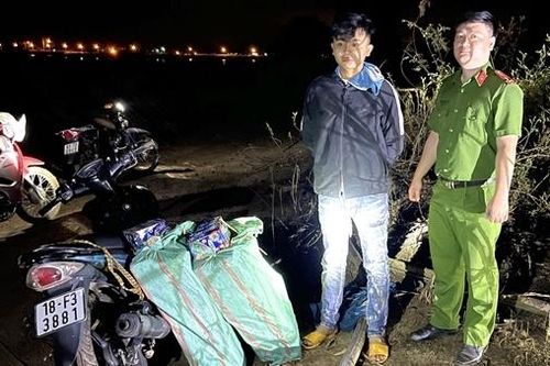 Phóng xe máy lúc mờ sáng chở 'quà tết'