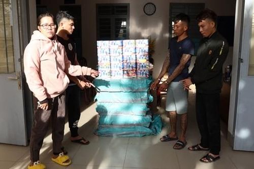 Ôm hàng tạ pháo hoa về TP Hồ Chí Minh bán kiếm lời