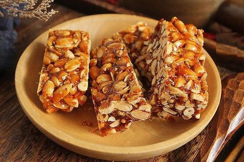 Trải nghiệm làm kẹo lạc ở làng cổ Đường Lâm