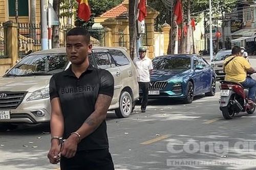Bị truy đuổi, hai thanh niên lao xe vào gốc cây, vẫn tiếp tục bị đánh tới tấp