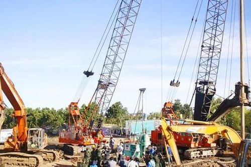 Vụ bé trai lọt xuống trụ bê tông sâu 35m: Nạn nhân đã tử vong, vẫn chưa rút được trụ