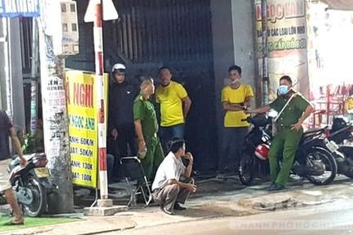 Người đàn ông chết trong nhà nghỉ, hiện trường có nhiều lon bia