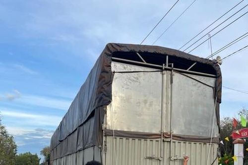 Bắt thêm 700 bao đường cát lậu vận chuyển về TPHCM tiêu thụ