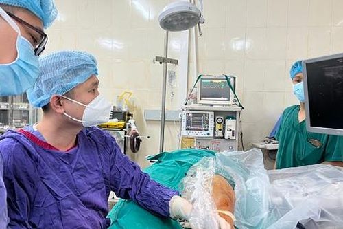 Bác sĩ Việt cứu thanh niên người Nam Phi suy giãn tĩnh mạch chân nặng