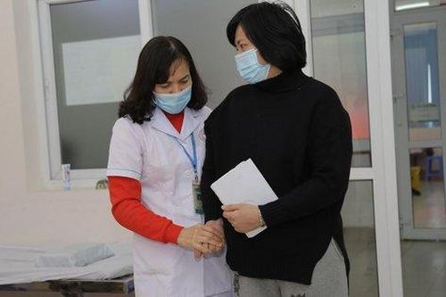 Nữ bệnh nhân liệt nửa người lâu năm tự đi lại được nhờ y học cổ truyền