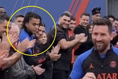 Biểu cảm của em trai Mbappe khi Messi trở lại